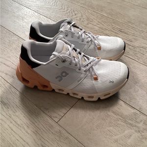 Women’s On Cloudflyer 4 - Size 9 // White/Copper